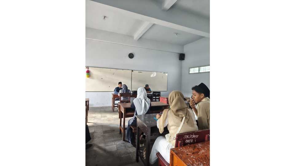 Raport dibagikan. Wali santri siswa/i padati MA Unggulan Nuris