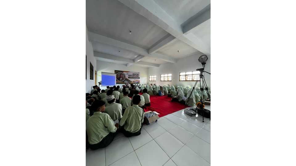 Kilau Literasi Santri Nuris: Bedah Karya Tulis Bersama Bapak Siswanto SP.d MA